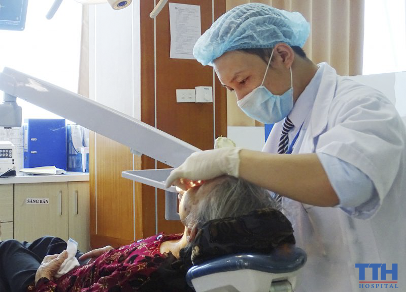 bác sĩ Bệnh viện Thái Thượng Hoàng trong cách chăm sóc răng miệng người già cần lưu ý những vấn đề sau