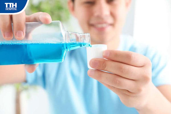 Súc miệng và dùng chỉ nha khoa ngay sau mỗi bữa ăn