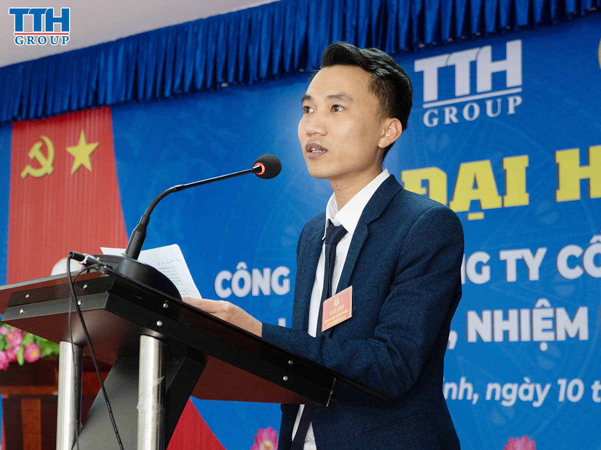 Đại biểu 1 trình bày tham luận tại đại hội