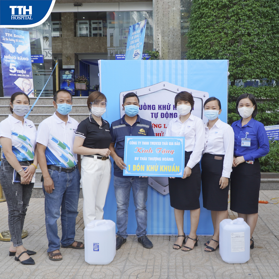 Bảo hiểm Manulife và Công Ty TNHH TMDVXD Thái Gia Bảo trao tặng Buồng khử khuẩn và dung dịch khử khuẩn đến Bệnh viện Thái Thượng Hoàng