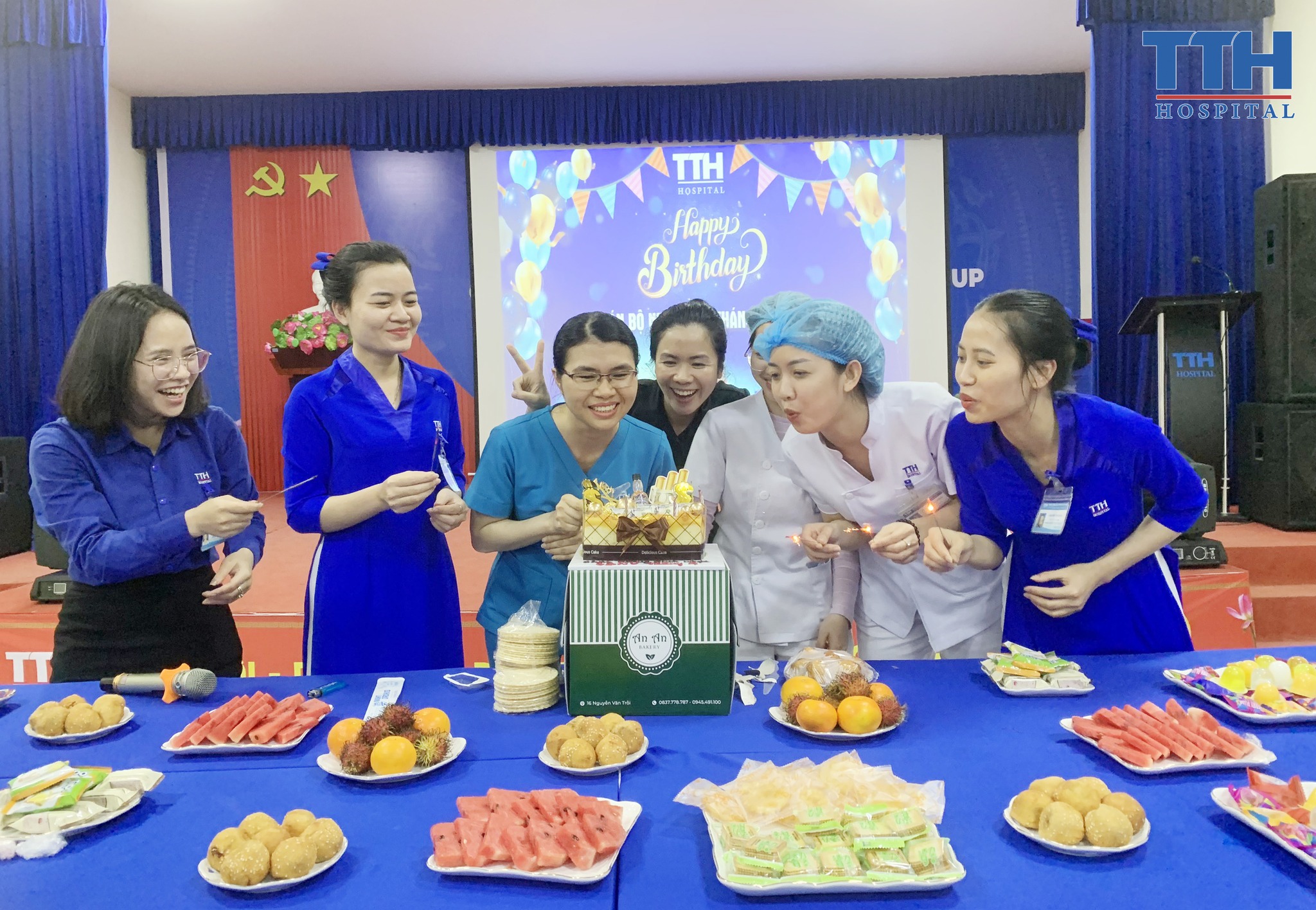 Chúc mừng sinh nhật CBNV tháng 4 của bệnh viện Thái Thượng hoàng