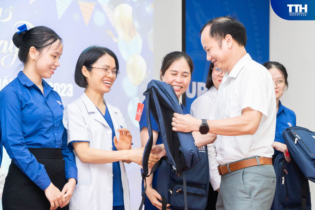 Mỗi CBNV đã được trao những lời chúc mừng sinh nhật chân thành và những món quà đặc biệt từ BLĐ bệnh viện
