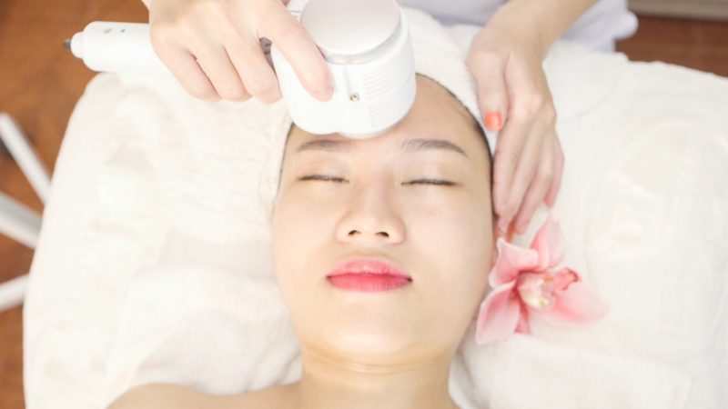 Serum sẽ được đưa vào da bằng máy giúp quá trình hấp thu dưỡng chất vào sâu tầng hạ bì của da