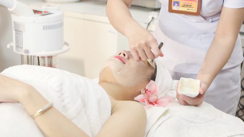 Đắp mặt nạ. Đối với da mụn loại mặt nạ trà xanh giúp làm dịu da và giảm sưng đỏ