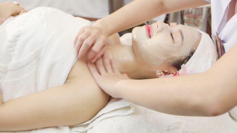 Bước 7 – Đắp mặt nạ và massage vai gáy