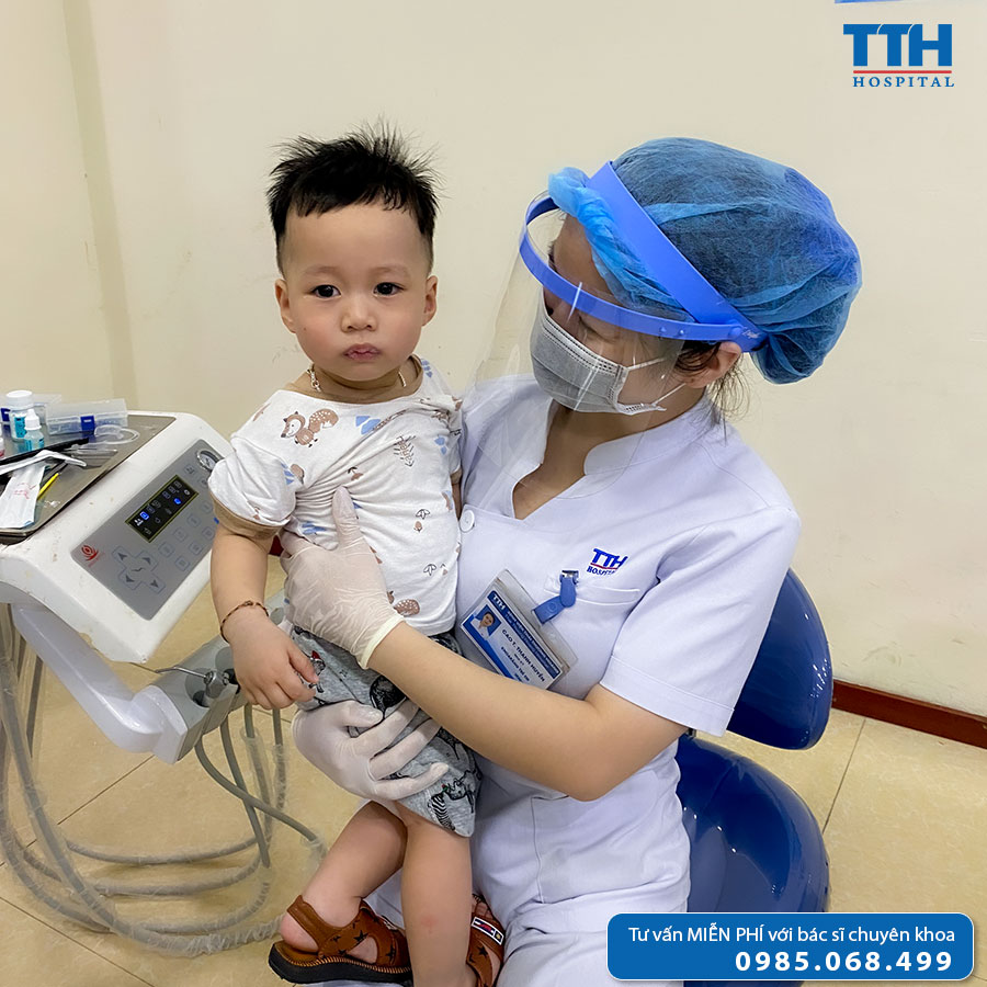 Dự phòng sâu răng bằng Vecni Flour liệu có an toàn cho trẻ 3