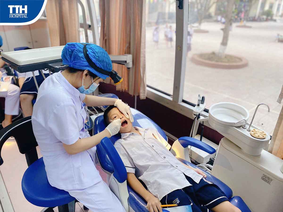 Việc kiểm tra và phát hiện những bất thường về sức khoẻ răng miệng của con trẻ là điều cưc kì quan trọng