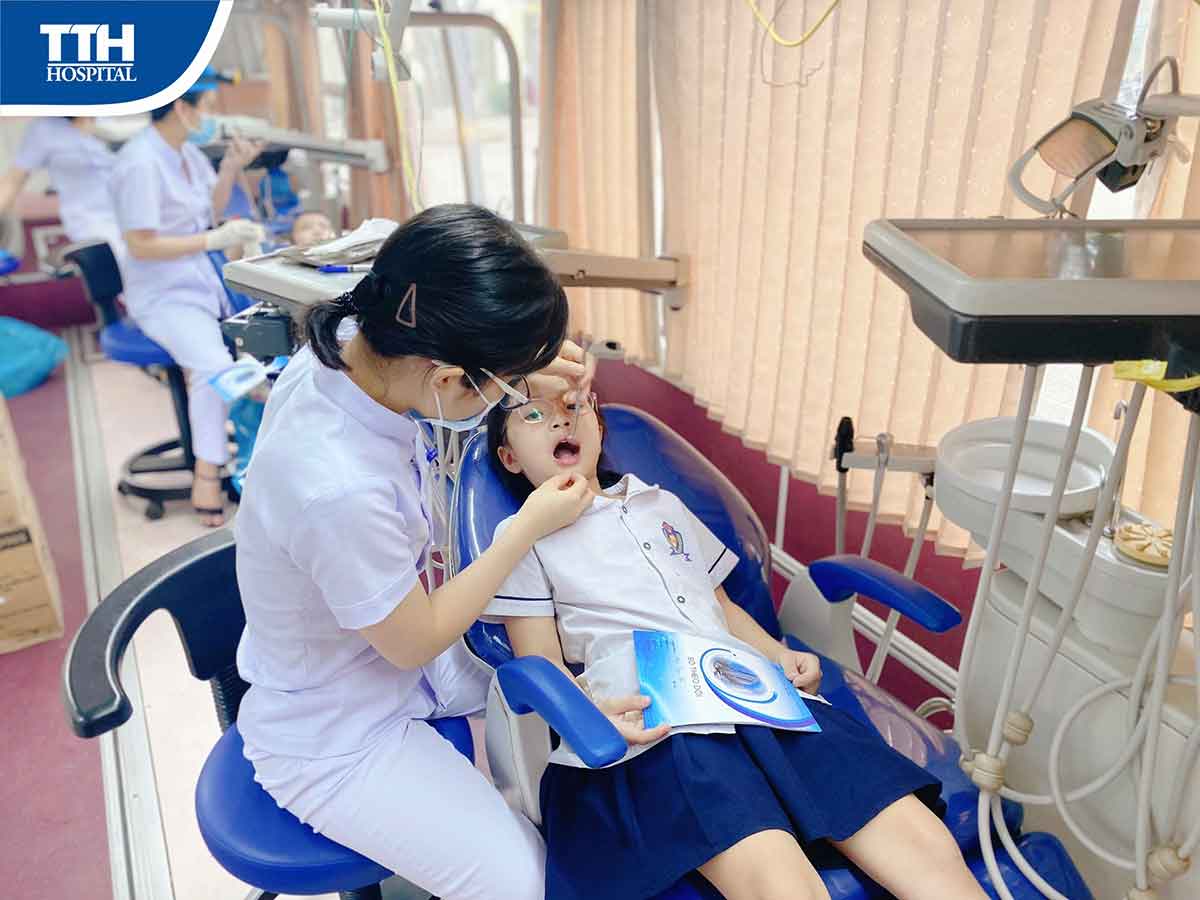 Bác sĩ Thái Thượng Hoàng kiểm tra sức khoẻ răng miệng của các cháu trường TH Nghi Ân