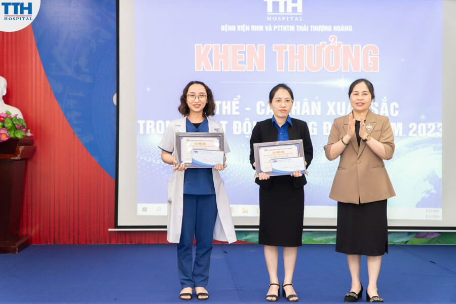 bà Thái Thị Thu Hằng - Phó Chủ tịch công đoàn bệnh viện Thái Thượng Hoàng