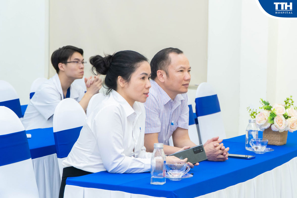 𝐁à 𝐍𝐠𝐮𝐲𝐞̂̃𝐧 𝐇𝐨𝐚 𝐋ê - GĐ Điều hành Bệnh viện và 𝐁𝐚́𝐜 𝐬𝐢̃ 𝐂𝐊𝐈 𝐇𝐨𝐚̀𝐧𝐠 𝐓𝐢𝐞̂́𝐧 𝐇𝐚̉𝐢 – Phó GĐ chuyên môn Bệnh viện