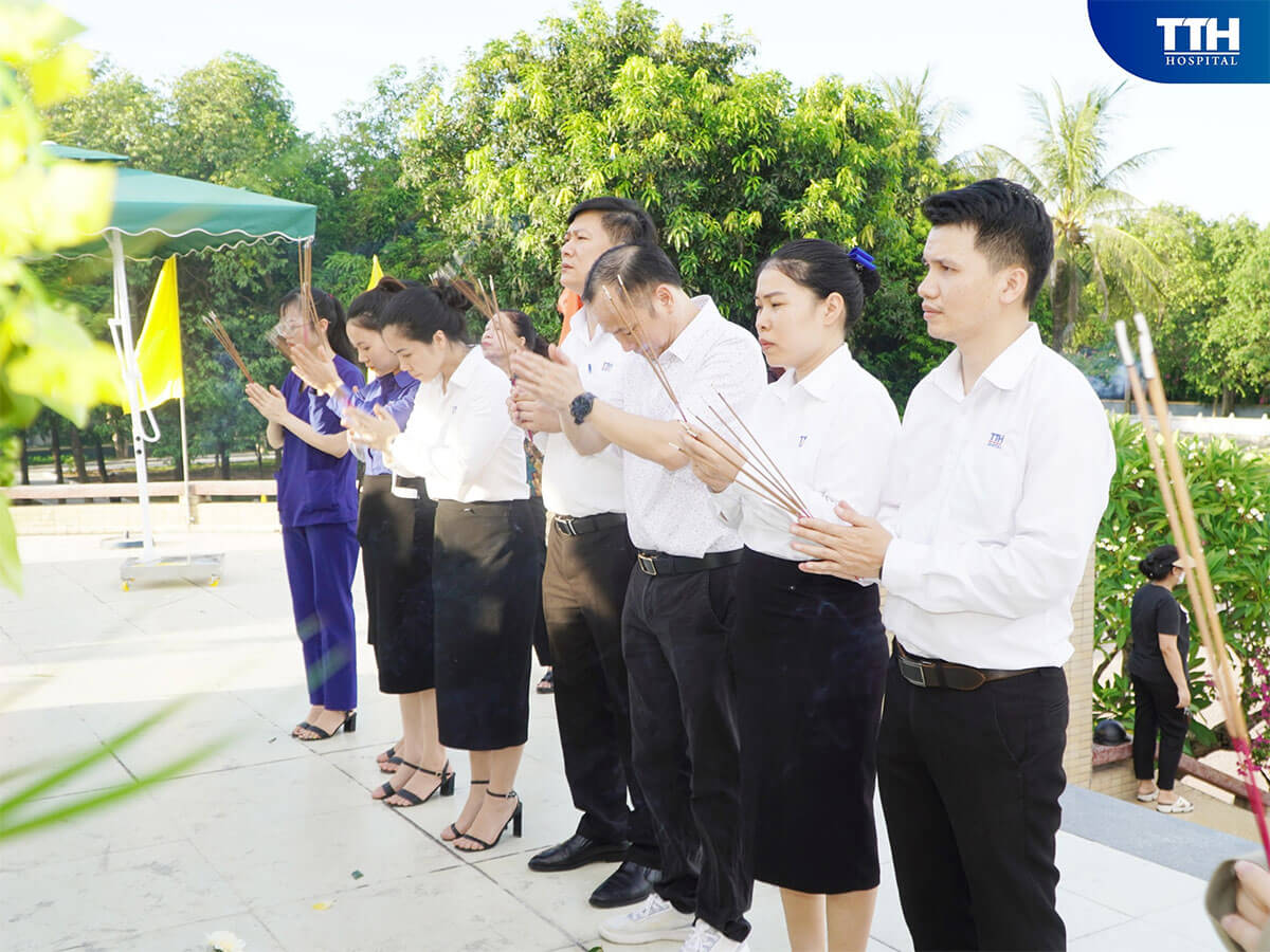 Bệnh viện tổ chức lễ dâng hương tại khu vực tưởng niệm liệt sĩ tại nghĩa trang Liệt sĩ Thành phố Vinh