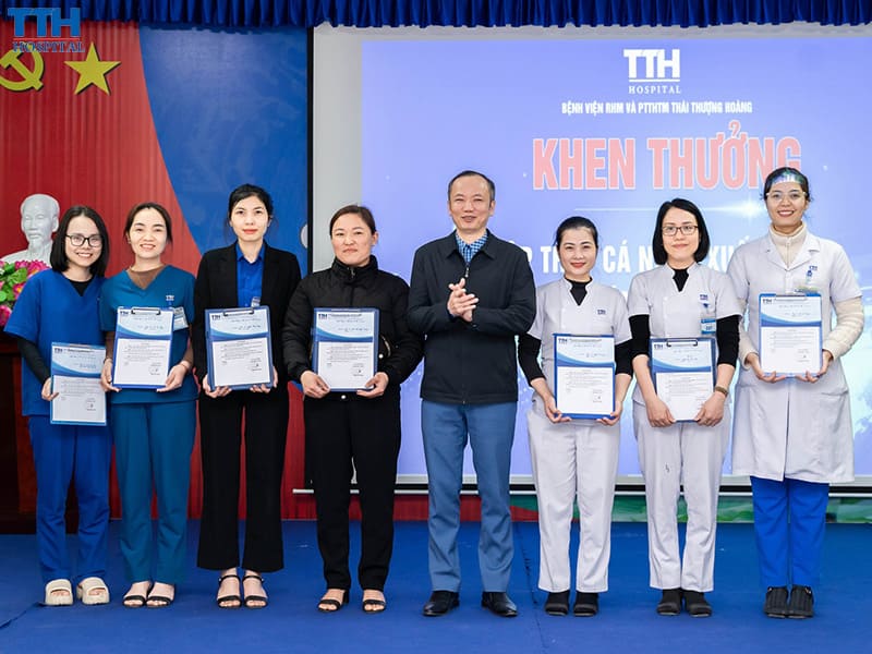 BLĐ Bệnh viện đã khen thưởng cho các cá nhân đạt thành tích xuất sắc tháng 2.