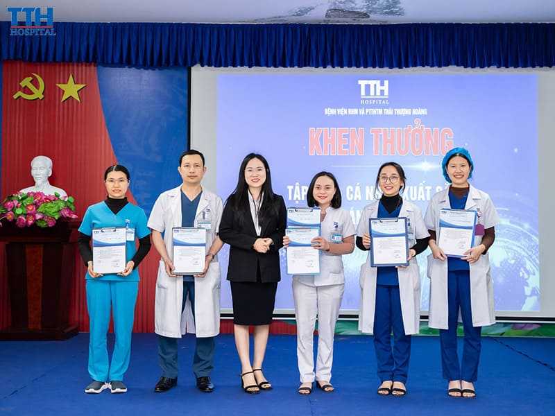 BLĐ Bệnh viện đã khen thưởng cho các tập thể đạt thành tích xuất sắc tháng 2.
