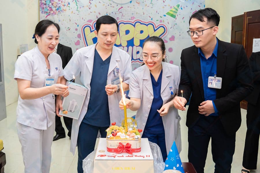 Bữa Tiệc Sinh Nhật Tháng 11 – Kết Thúc Hội Nghị Trong Không Khí Ấm Cúng