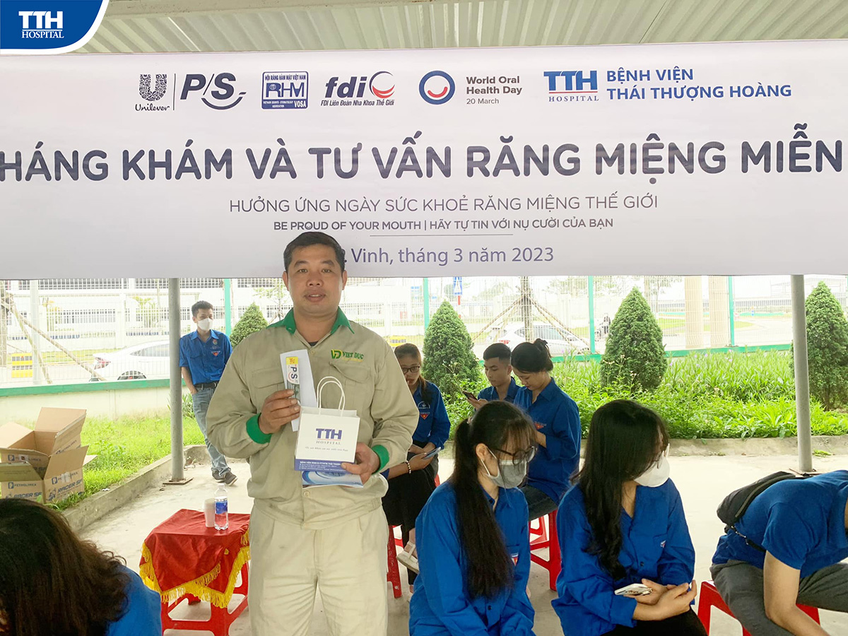 Công nhân được trao quà khi đến khám