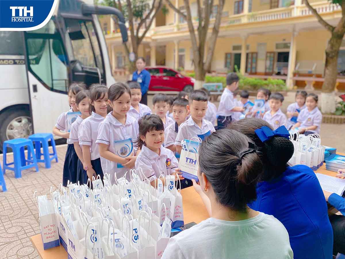Các cháu học sinh TH Nghi Ân nhận phần quà thú vị từ bệnh viện Thái Thượng Hoàng