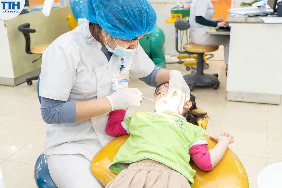 Các bác sĩ và nha sĩ đã kiểm tra sức khỏe răng miệng cho các em