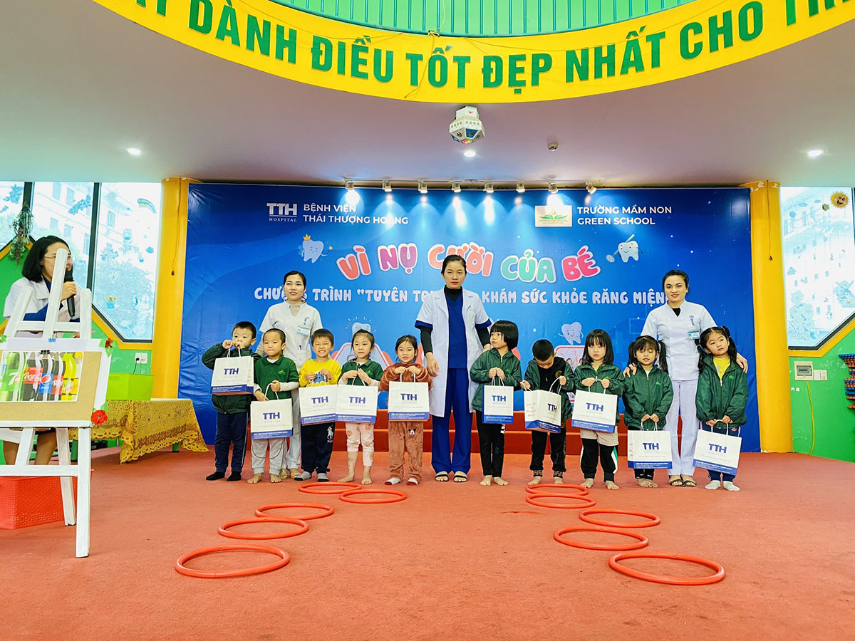 Các cháu mầm non Green School nhận các phần quà từ bác sỹ Thái Thượng Hoàng