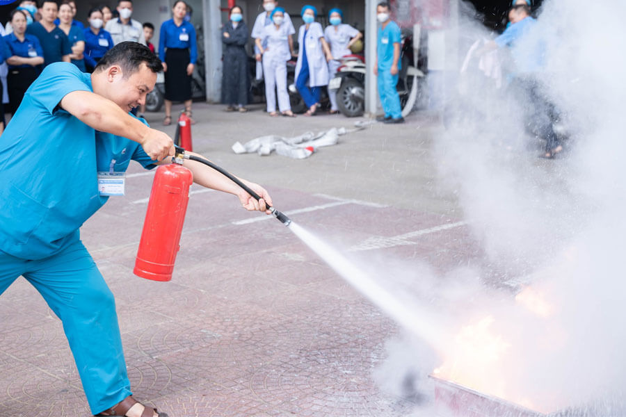 CBNV còn được trực tiếp thực hành chữa cháy tại hiện trường
