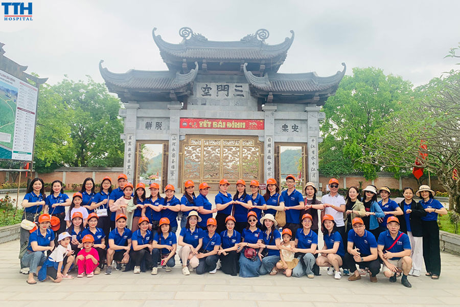 nhóm nhân viên của TTH Group đã có cơ hội khám phá những điểm đến nổi tiếng của Ninh Bình