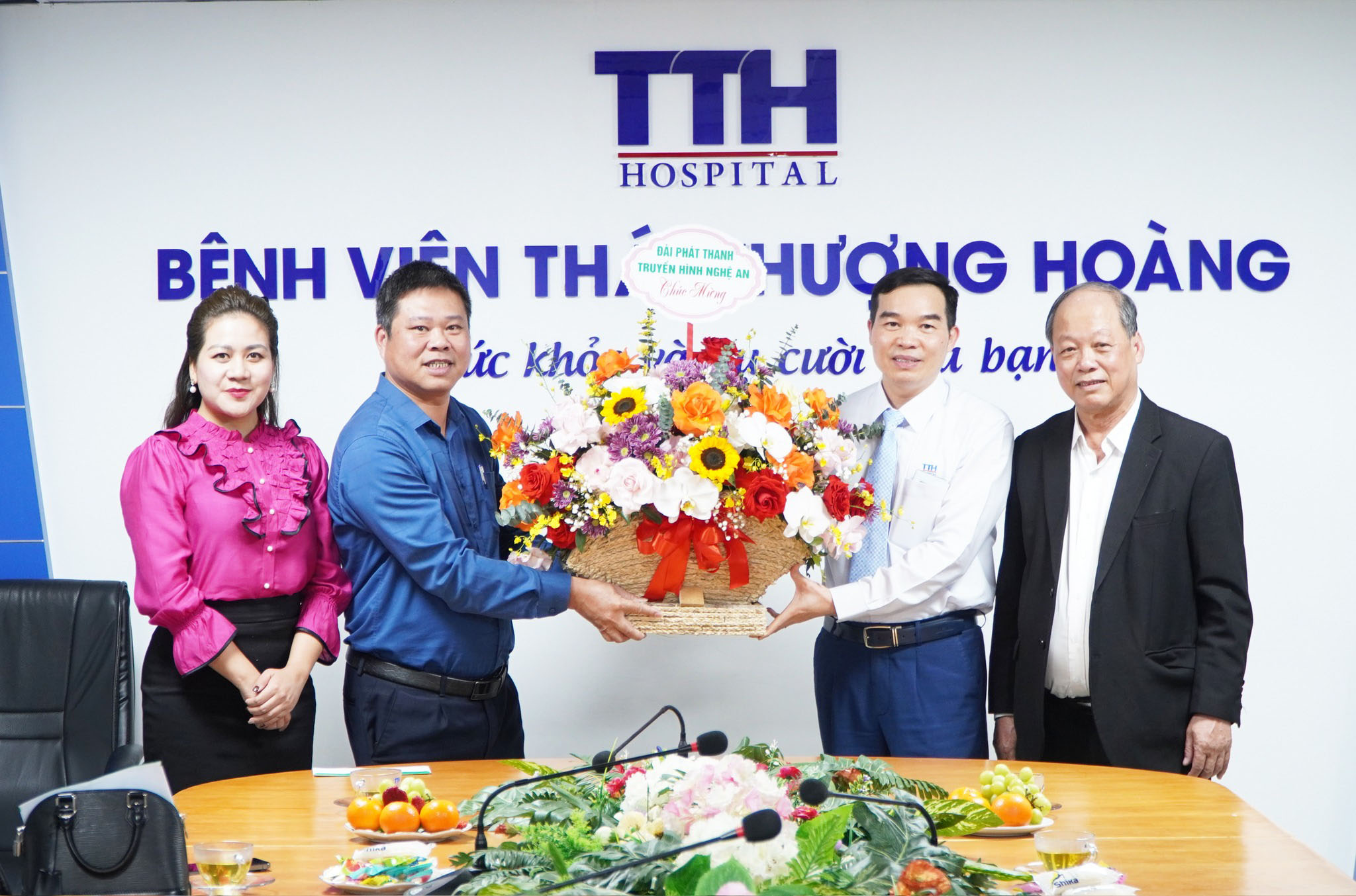 Đoàn đại biểu Nhà Phát Thanh tặng hoa và những lời chúc tốt đẹp