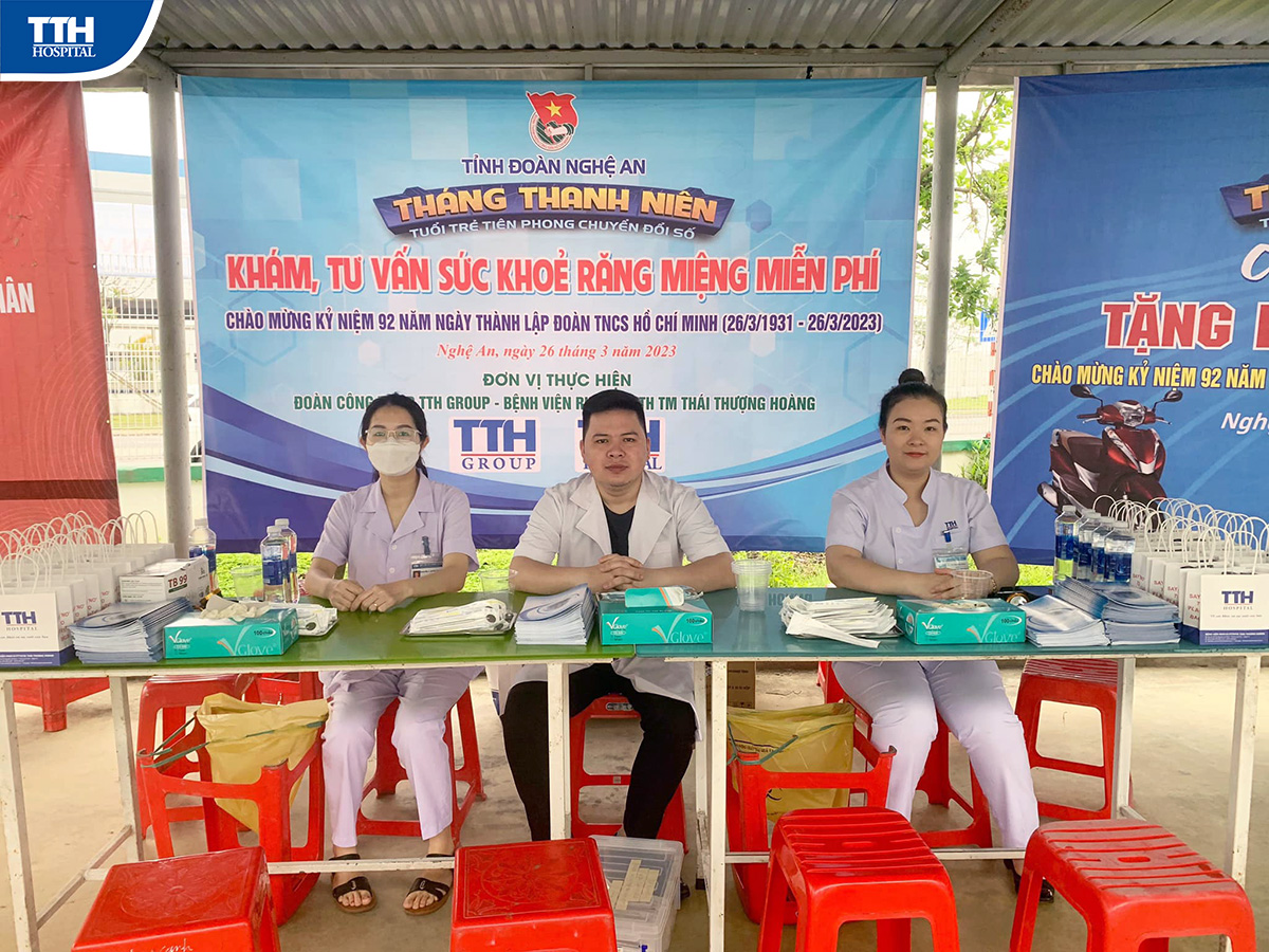 Bênh viện Thái Thượng Hoàng khám, tư vấn sức khỏe răng miệng miễn phí và tặng quà