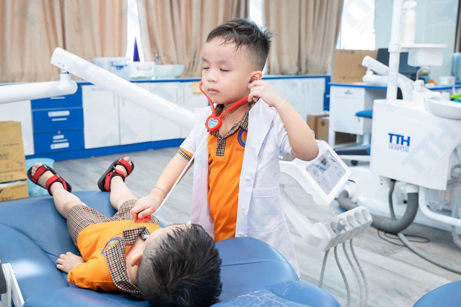 Hoạt Động "Em Tập Làm Bác Sĩ"