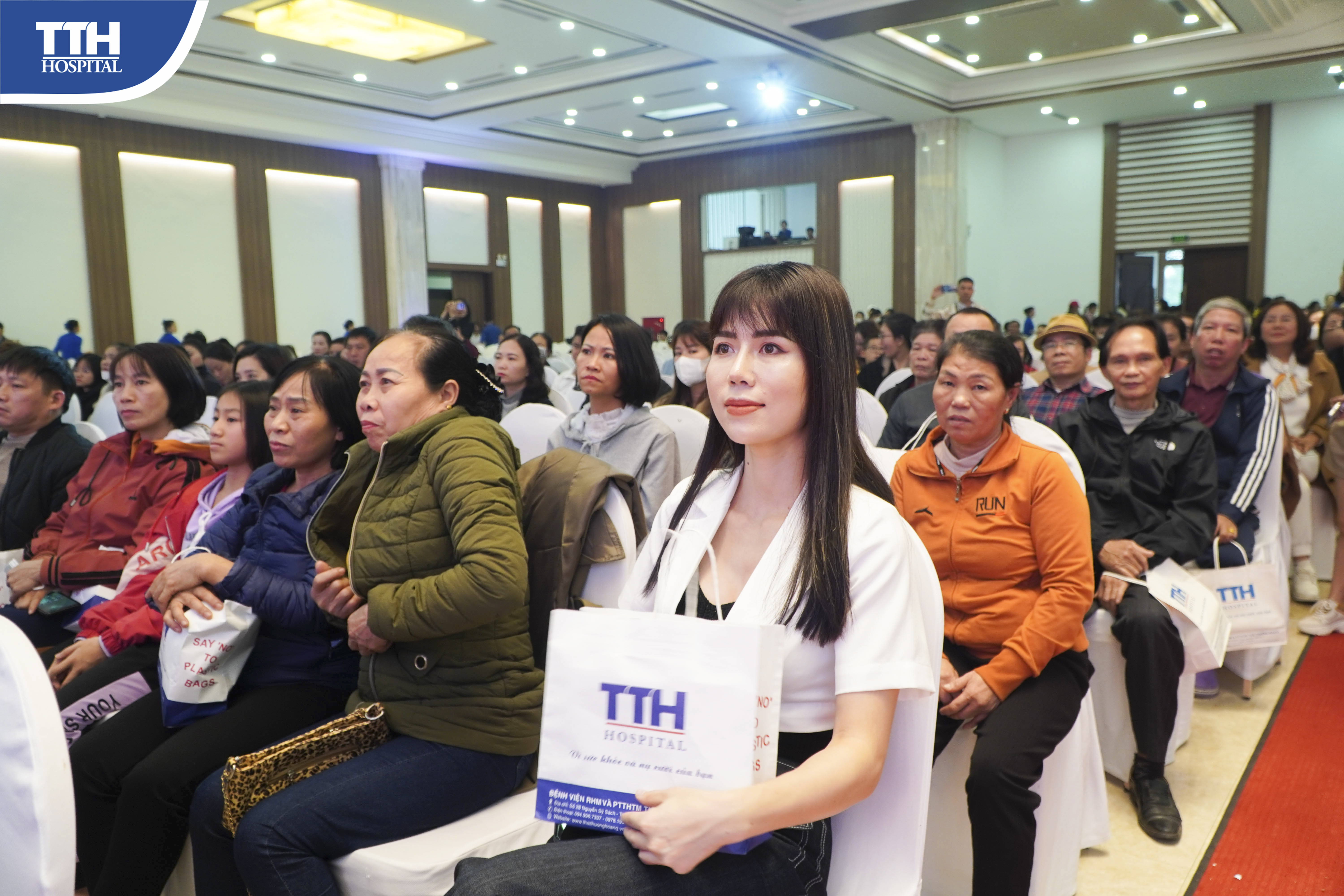 Quý khách tham gia hội nghị tri ân đều có cơ hội nhận được phần quà giá trị từ ban giám đốc bệnh viện thái thượng hoàng