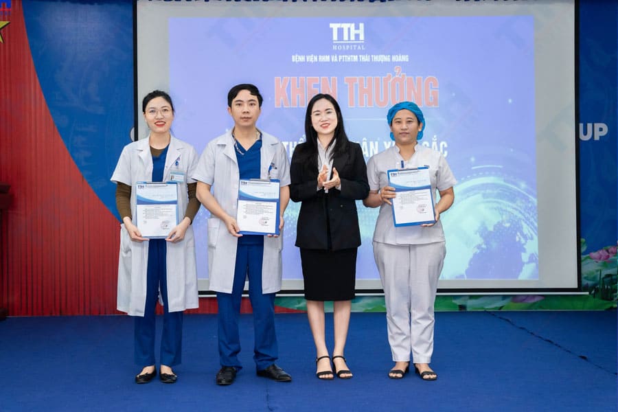 Khen Thưởng Thành Tích Xuất Sắc Tháng 10