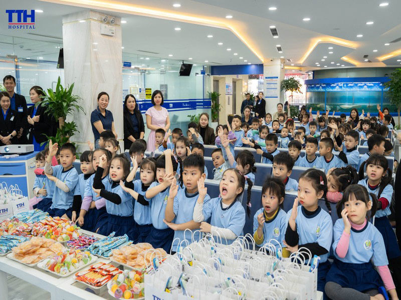 Không khí sôi động với các tiết mục văn nghệ đáng yêu