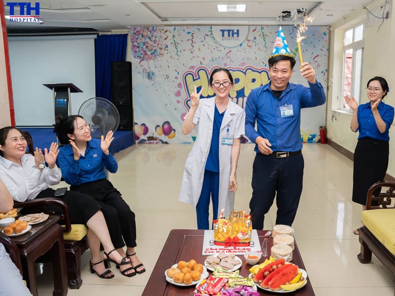  không khí vui tươi, ấm áp với bữa tiệc sinh nhật dành cho cán bộ nhân viên có ngày sinh trong tháng 5