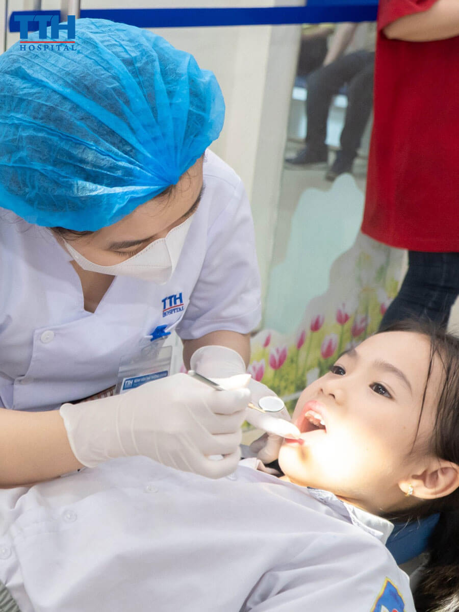 kiểm tra tình trạng răng miệng của các em của trường TH Việt Anh