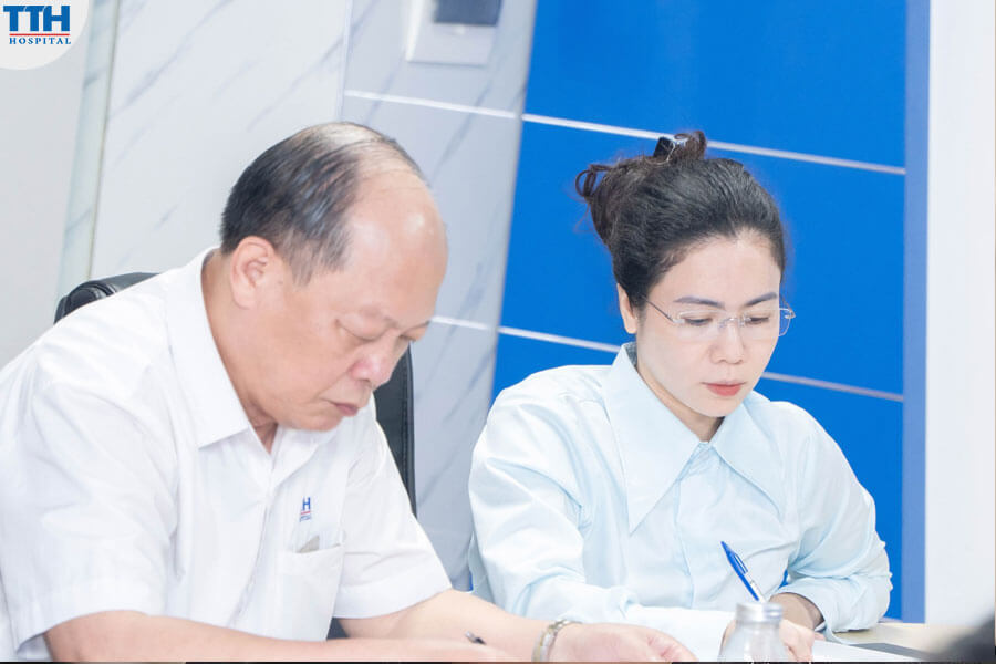 Lắng Nghe Ý Kiến và Chỉ Đạo Từ Lãnh Đạo