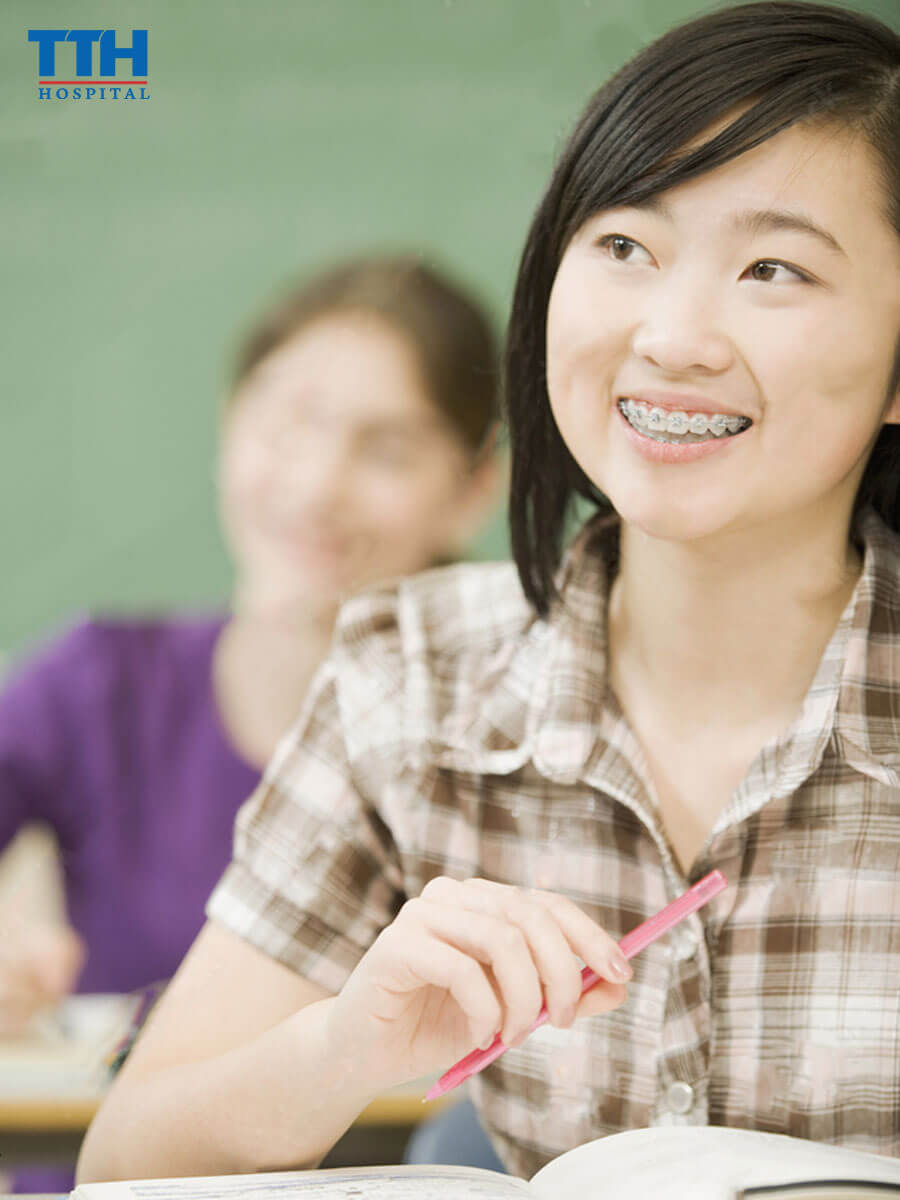 Môi trường Xã hội tác động đến trẻ niềng răng