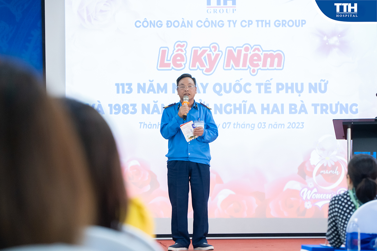 Bác bảo vệ tặng chị em một bài thơ trong chương trình