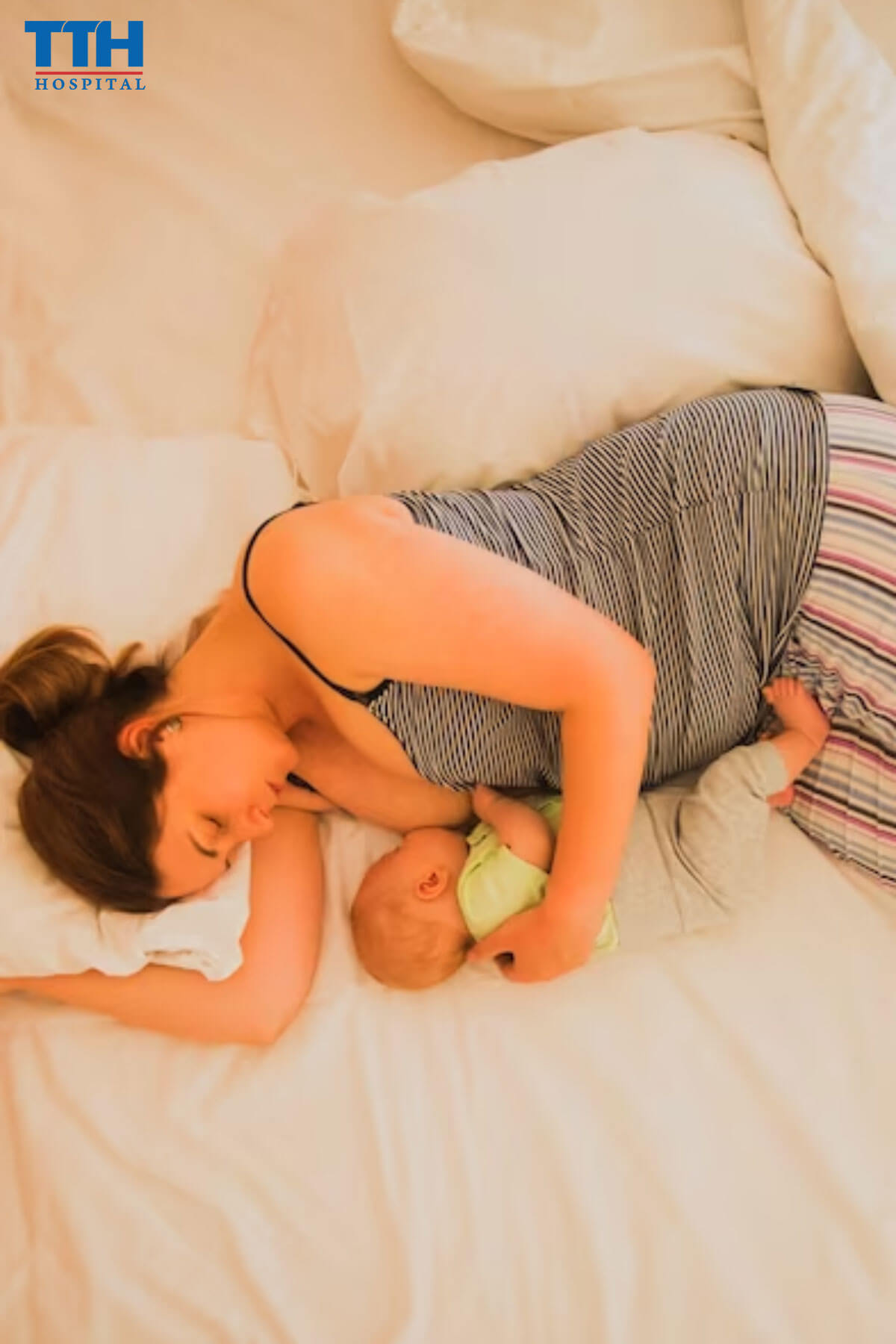 Thói quen khi ngủ, cho con bú hoặc mang vác vật nặng
