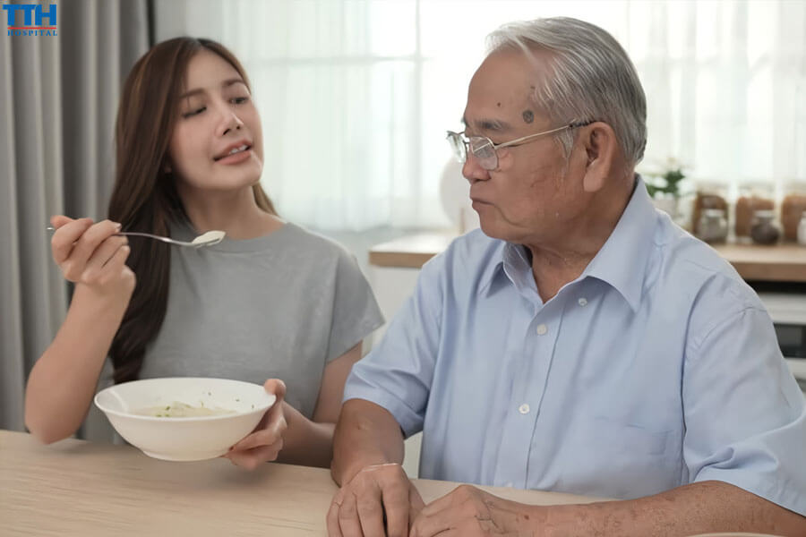 Thức ăn lỏng Sau Khi Trồng Răng Implant