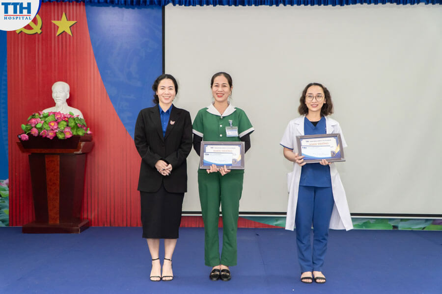 Trao tặng giấy khen và phần thưởng cho các tập thể, cá nhân xuất sắc