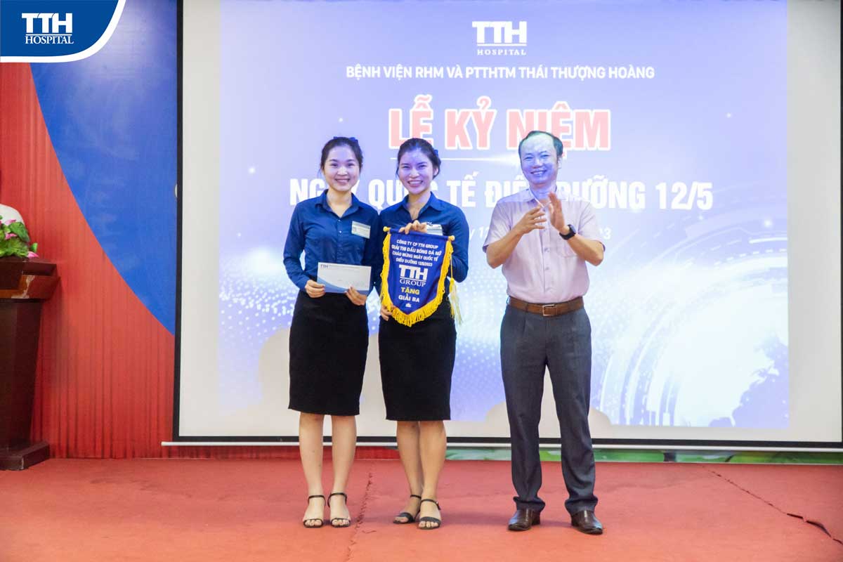 trao thưởng cho các đội bóng tham gia giải bóng đá nữ trong chuổi hoạt động kỉ niệm ngày Quốc tế điều dưỡng 2023