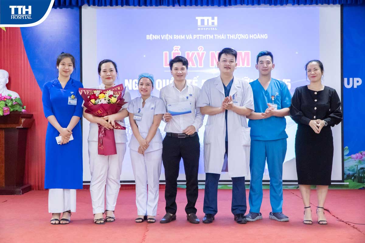 Bà Nguyễn Hoa Lê trao thưởng cho các đội bóng tham gia giải bóng đá nữ trong chuổi hoạt động kỉ niệm ngày Quốc tế điều dưỡng 2023