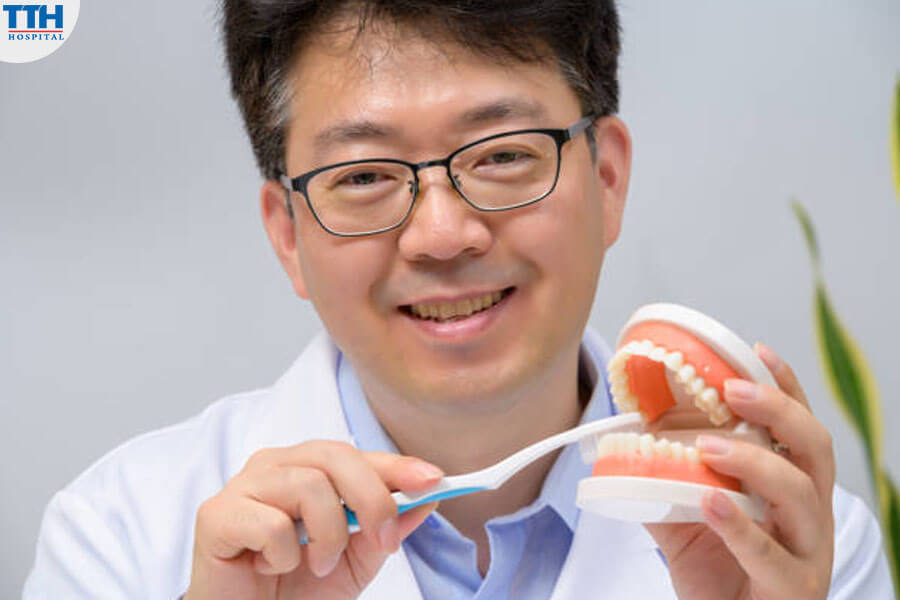 Tướng Đàn Ông có Răng Ngà Vàng