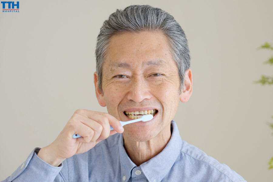 Vệ sinh răng miệng hàng ngày Sau khi trồng răng implant